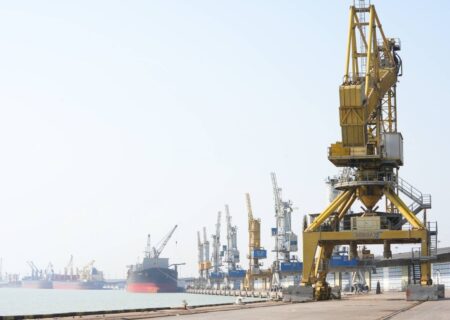 پهلودهی همزمان ۳ فروند کشتی حامل نهاده‌های دامی در بندر امام(ره)