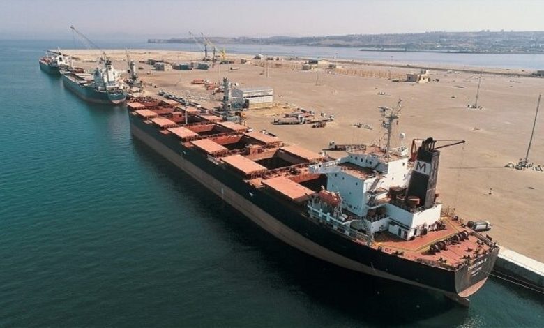 بیست فروند کشتی نهاده‌های دامی در لنگرگاه بندر امام در انتظار تخلیه