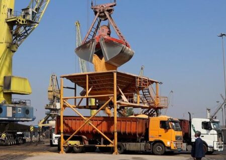 ۴۰ هزار تن دیگر از نهاده‌های دامی از بندر امام خمینی (ره) با دستور قضایی ترخیص شد.