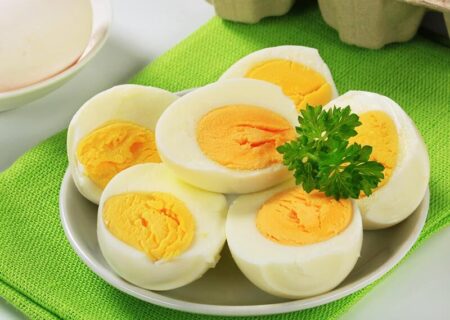 مصرف تخم مرغ در سالمندان باعث چرب شدن کبد می‌شود؟