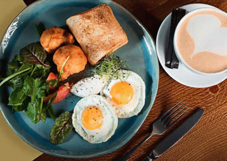 همراهِ تخم‌مرغ این دو نوشیدنی را ننوشید!