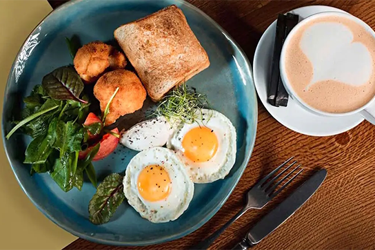 همراهِ تخممرغ این دو نوشیدنی را ننوشید!