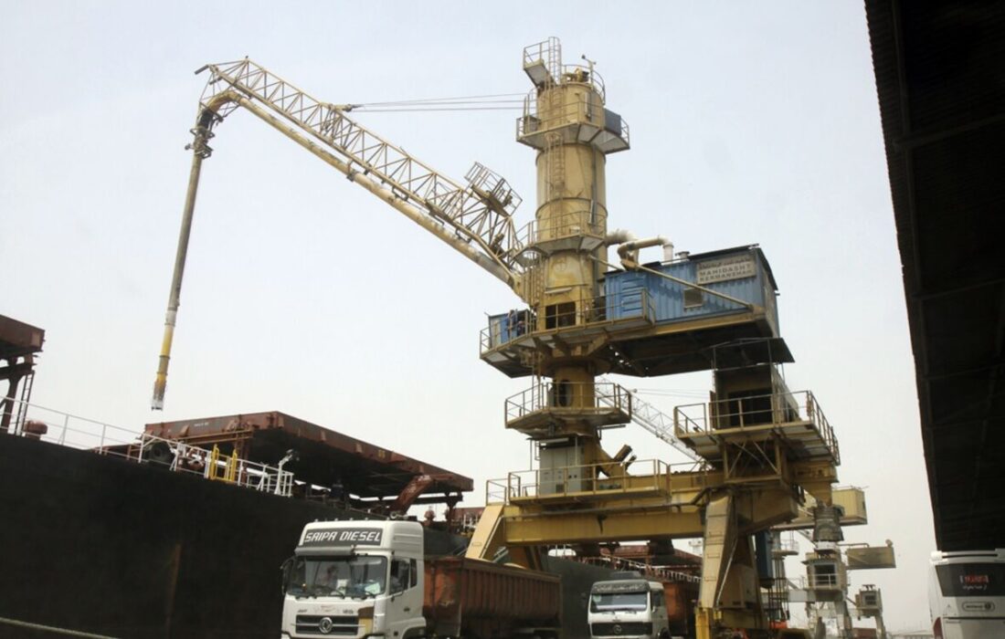 ۴.۴ میلیون تن نهاده‌ دامی و کالای اساسی در بندر امام خمینی (ره) موجود است.